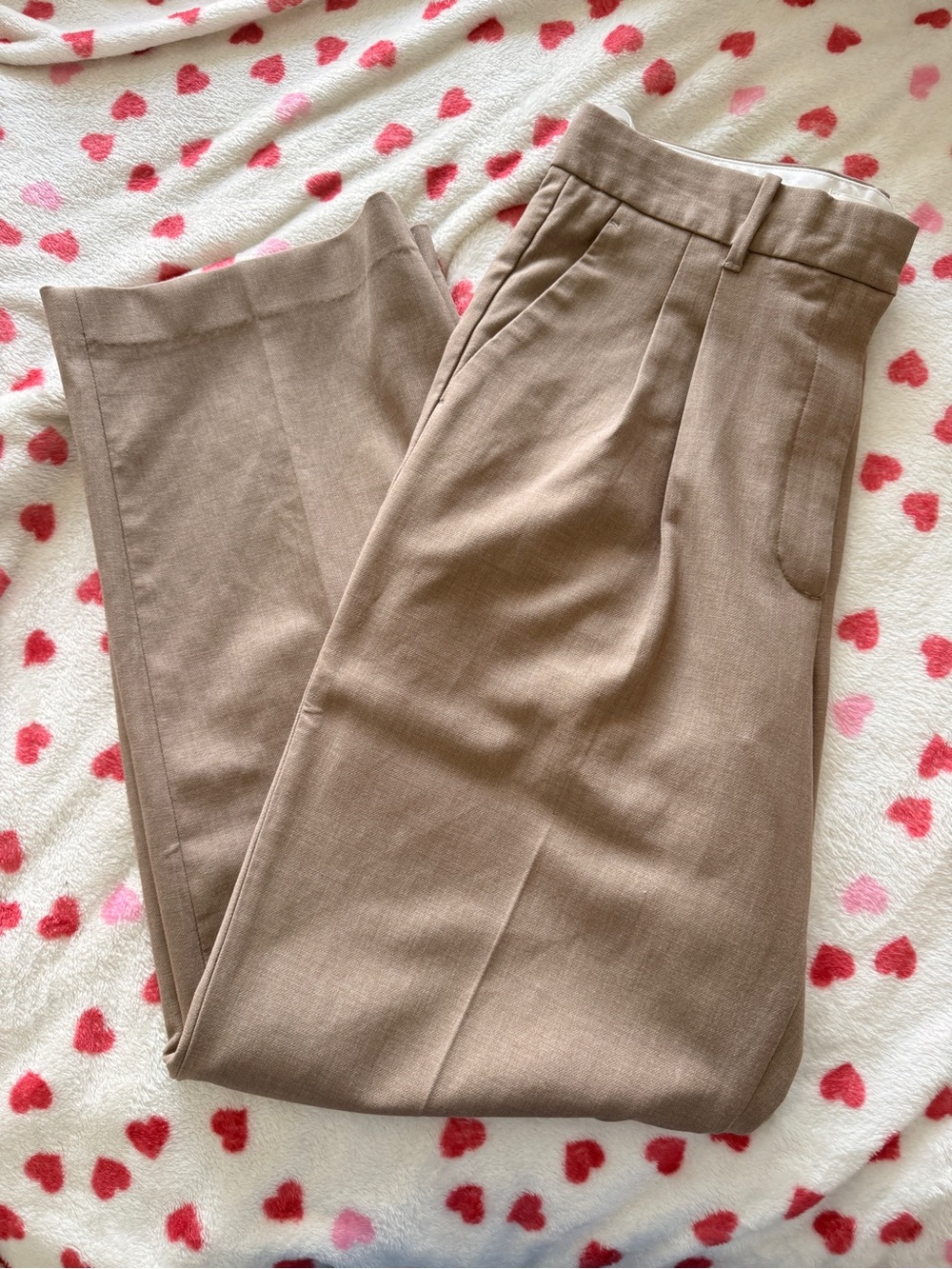 Aritzia effortless pant - in nomad taupe curve fit